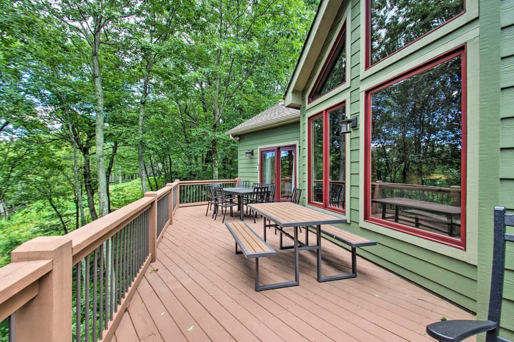 Luxe Wintergreen Resort Escape w/ Hot Tub!