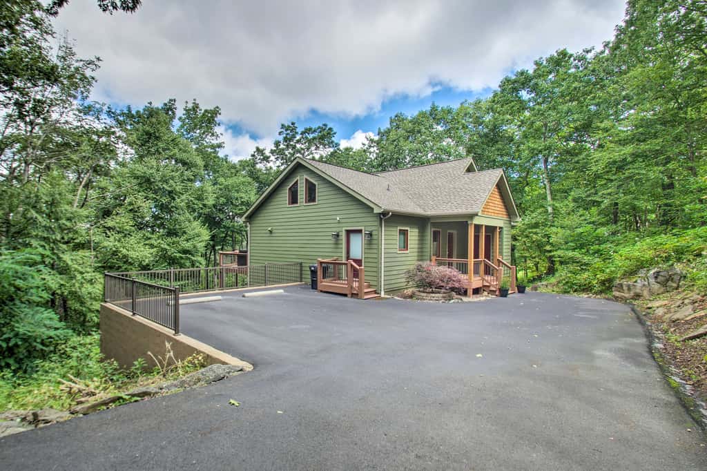Luxe Wintergreen Resort Escape w/ Hot Tub!