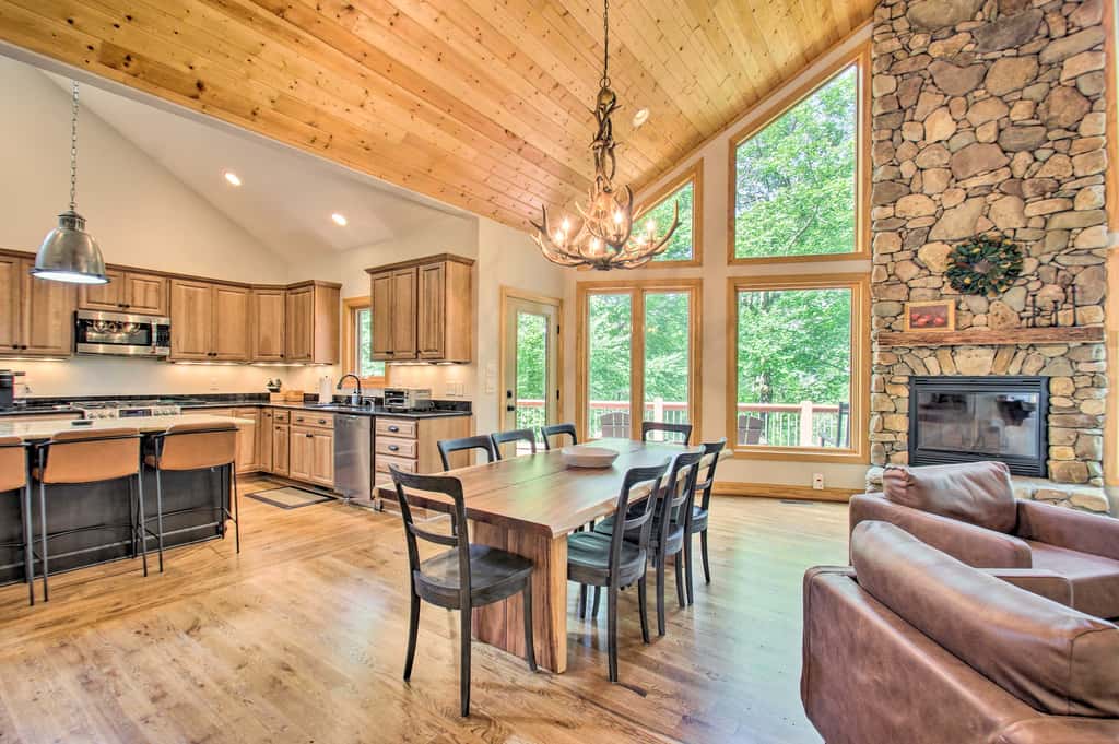 Luxe Wintergreen Resort Escape w/ Hot Tub!