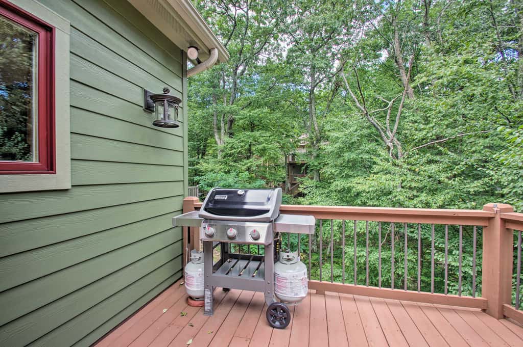 Luxe Wintergreen Resort Escape w/ Hot Tub!