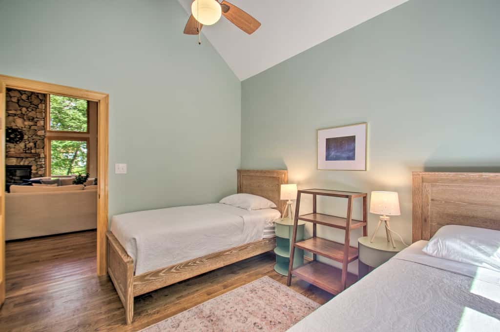 Luxe Wintergreen Resort Escape w/ Hot Tub!