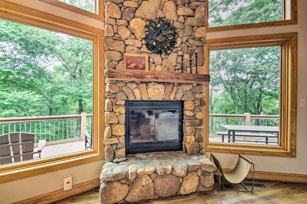Luxe Wintergreen Resort Escape w/ Hot Tub!