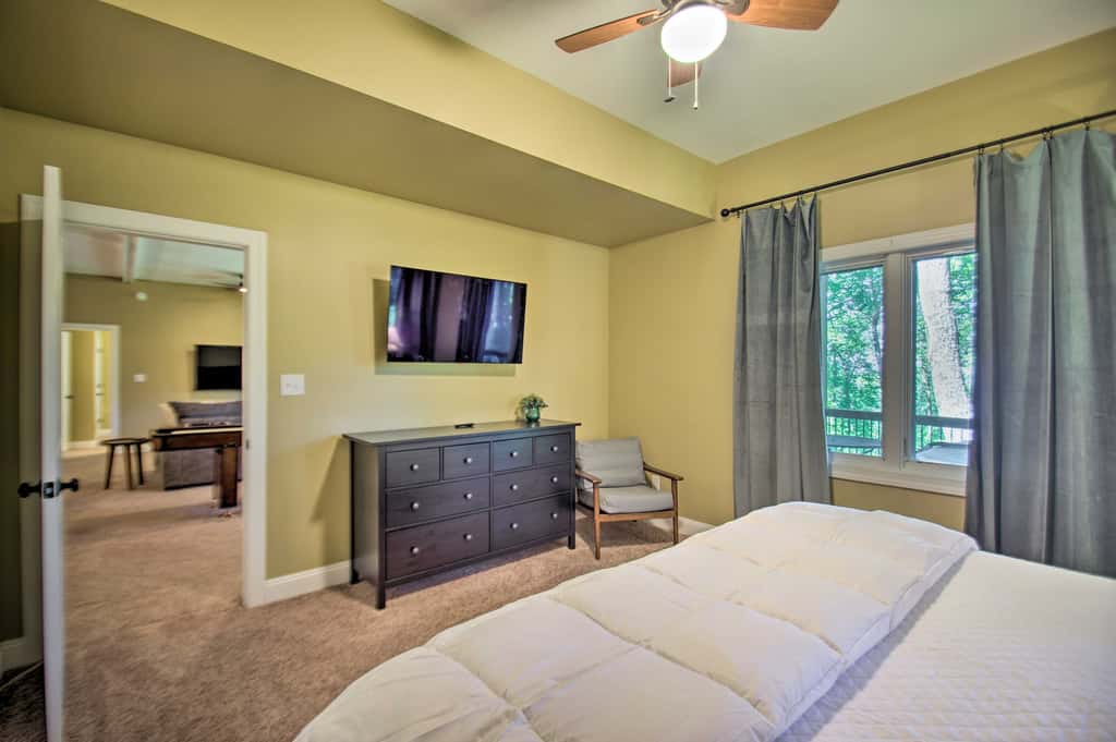 Luxe Wintergreen Resort Escape w/ Hot Tub!