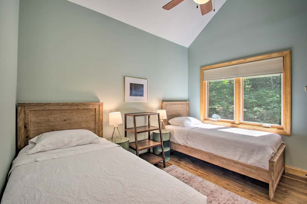 Luxe Wintergreen Resort Escape w/ Hot Tub!