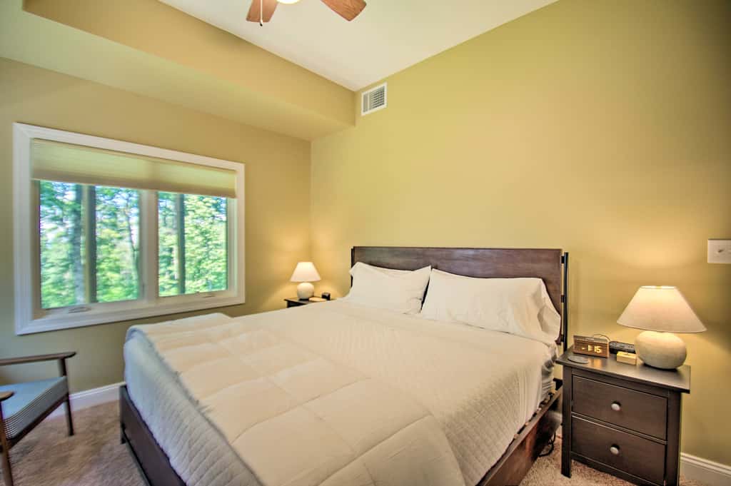 Luxe Wintergreen Resort Escape w/ Hot Tub!