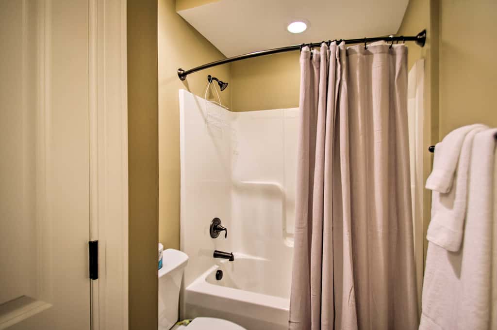 Luxe Wintergreen Resort Escape w/ Hot Tub!