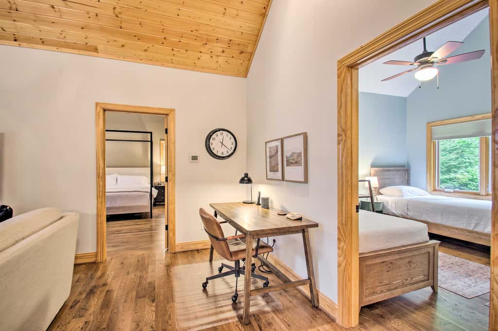 Luxe Wintergreen Resort Escape w/ Hot Tub!