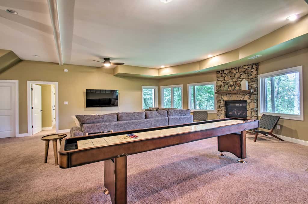 Luxe Wintergreen Resort Escape w/ Hot Tub!