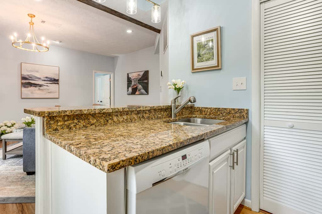 Wintergreen Condo: Walk to Slopes,Trails & Market!