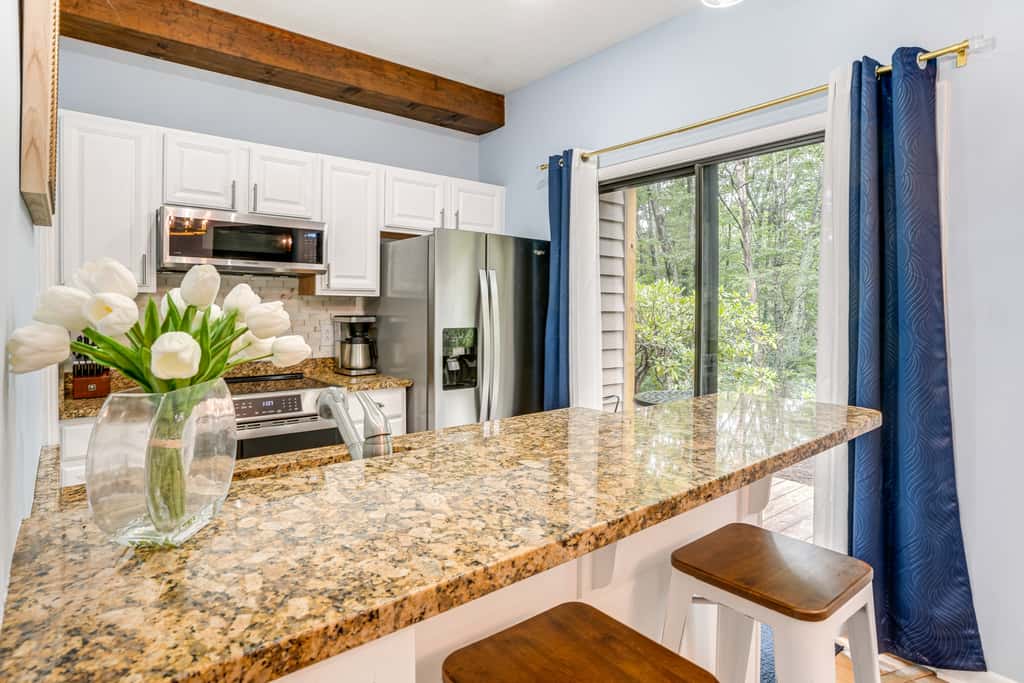 Wintergreen Condo: Walk to Slopes,Trails & Market!