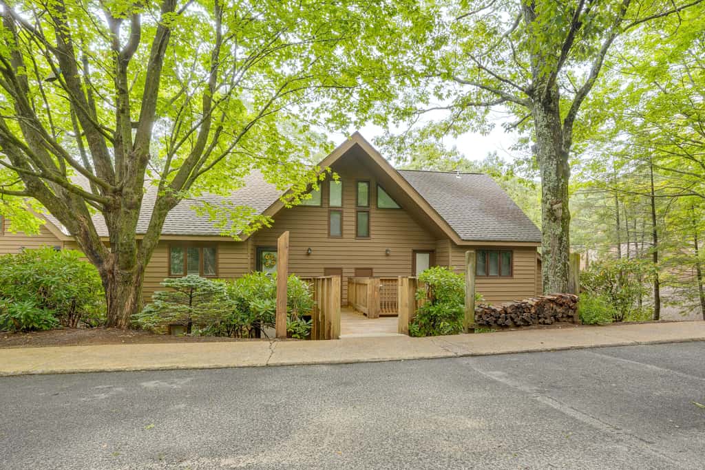 Wintergreen Condo: Walk to Slopes,Trails & Market!