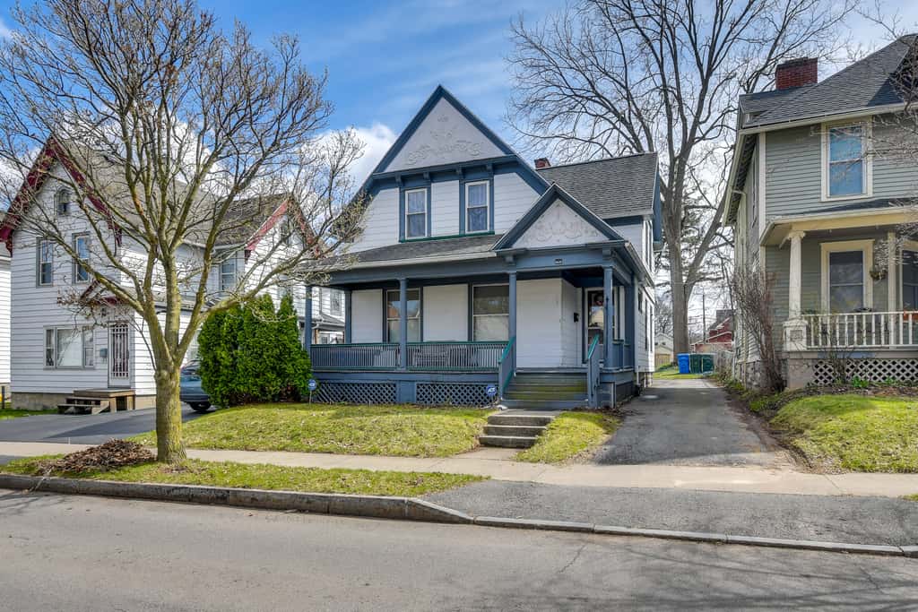 < 2 Mi to Hospitals & University: South Wedge Apt!