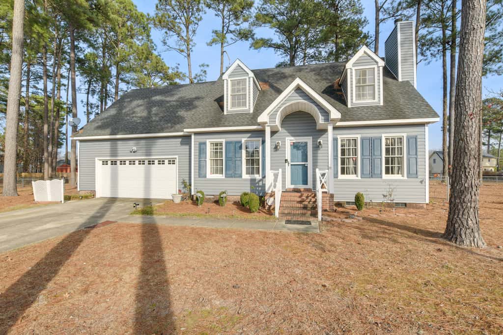 Lovely Fayetteville Home: Deck & Fireplace!