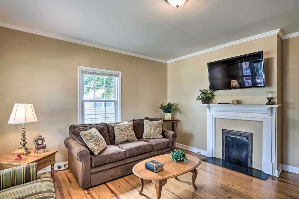 Walk to Parks & Dining! Cozy Greenville Home