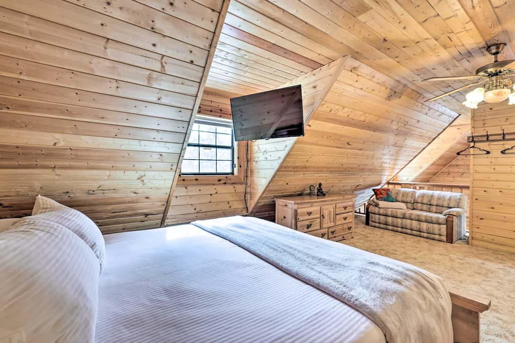 Rustic Duck Creek Village Cabin w/ Fire Pit!