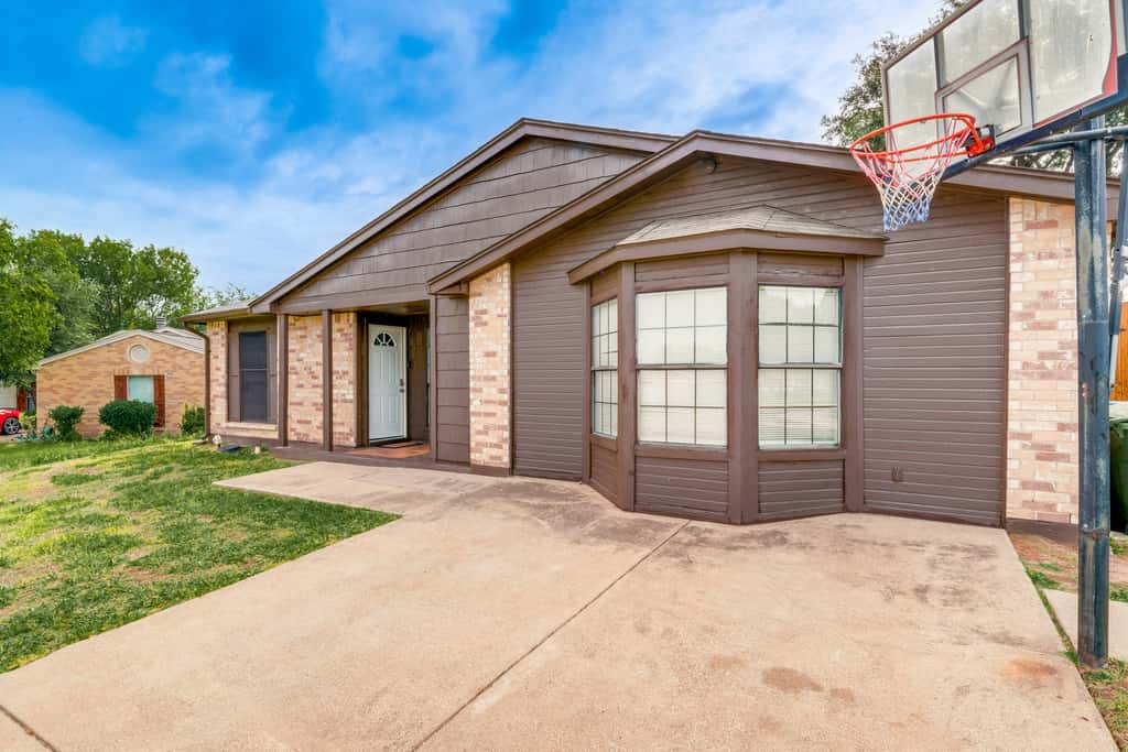 Game Room & Patio: Family Home in The Colony!