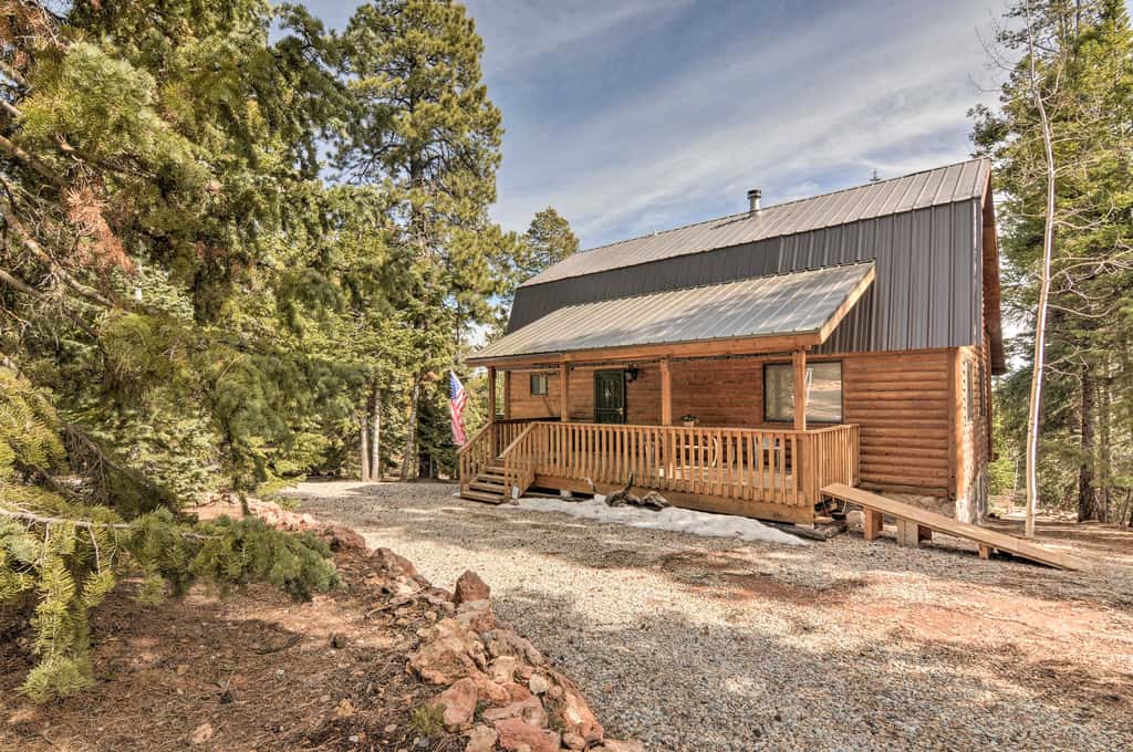 Duck Creek Village Cabin w/ Deck on Half Acre