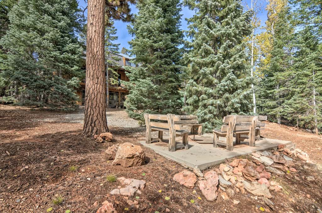 Duck Creek Village Cabin w/ Deck on Half Acre
