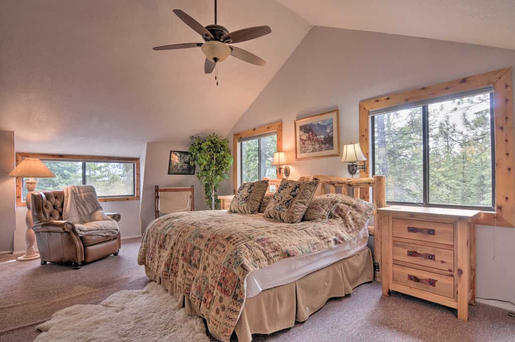Duck Creek Village Cabin w/ Deck on Half Acre