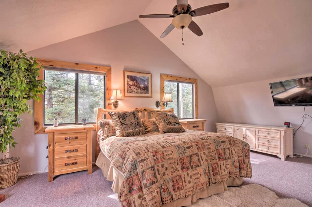 Duck Creek Village Cabin w/ Deck on Half Acre