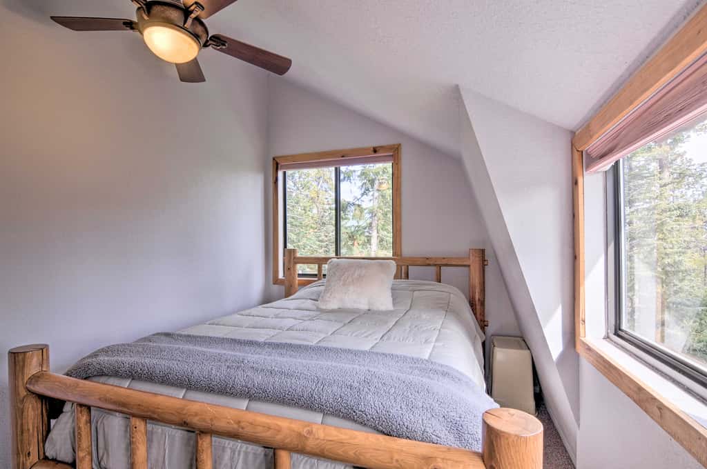 Duck Creek Village Cabin w/ Deck on Half Acre