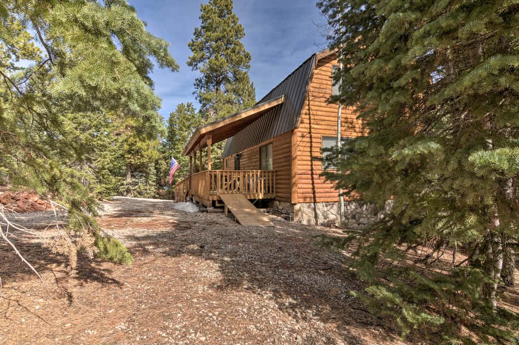 Duck Creek Village Cabin w/ Deck on Half Acre