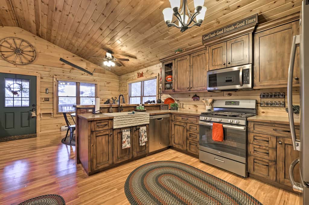 Cozy 'Nora's Hideaway' - Charming, Quiet Log Cabin