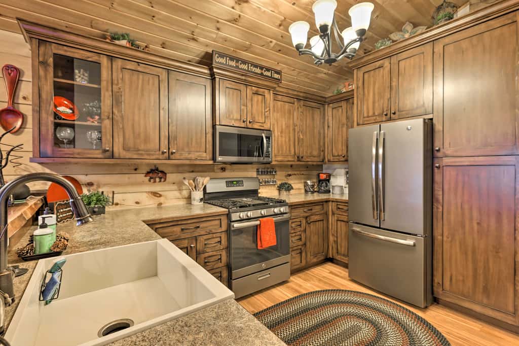 Cozy 'Nora's Hideaway' - Charming, Quiet Log Cabin