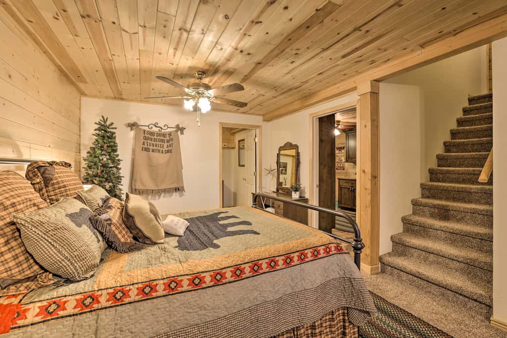 Cozy 'Nora's Hideaway' - Charming, Quiet Log Cabin