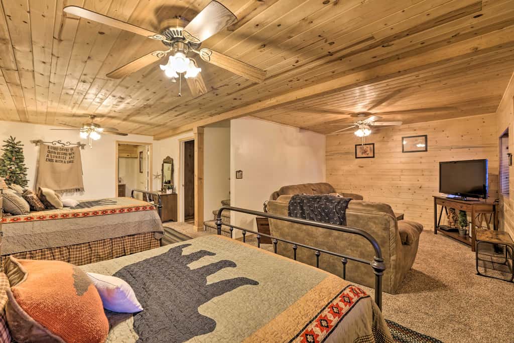 Cozy 'Nora's Hideaway' - Charming, Quiet Log Cabin