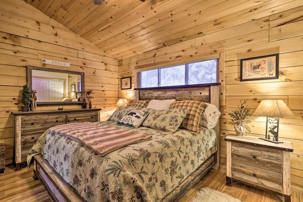 Cozy 'Nora's Hideaway' - Charming, Quiet Log Cabin
