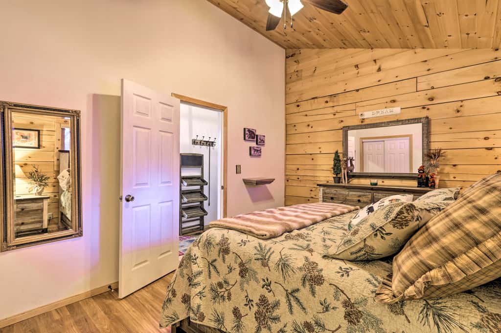 Cozy 'Nora's Hideaway' - Charming, Quiet Log Cabin