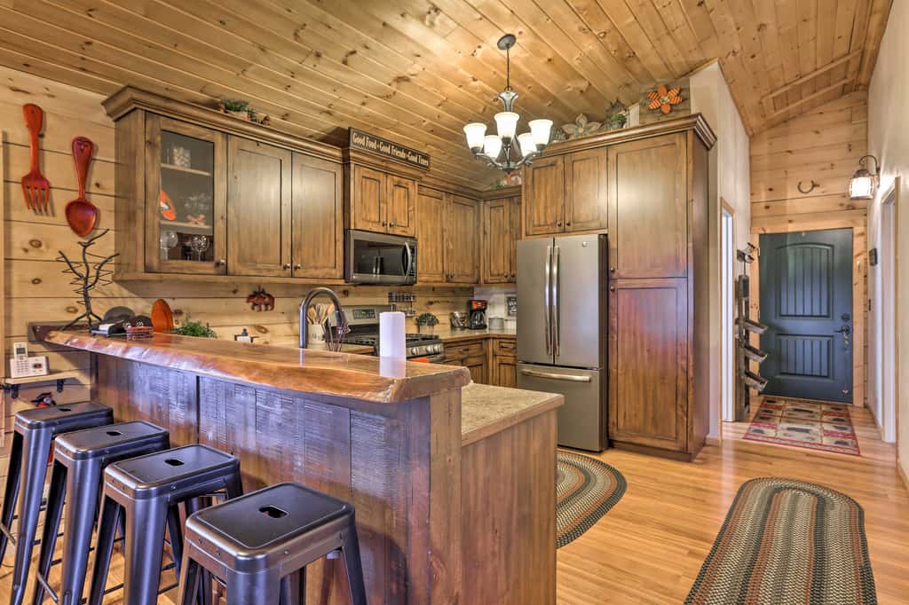 Cozy 'Nora's Hideaway' - Charming, Quiet Log Cabin