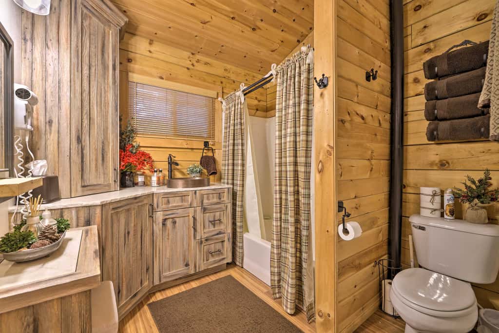 Cozy 'Nora's Hideaway' - Charming, Quiet Log Cabin