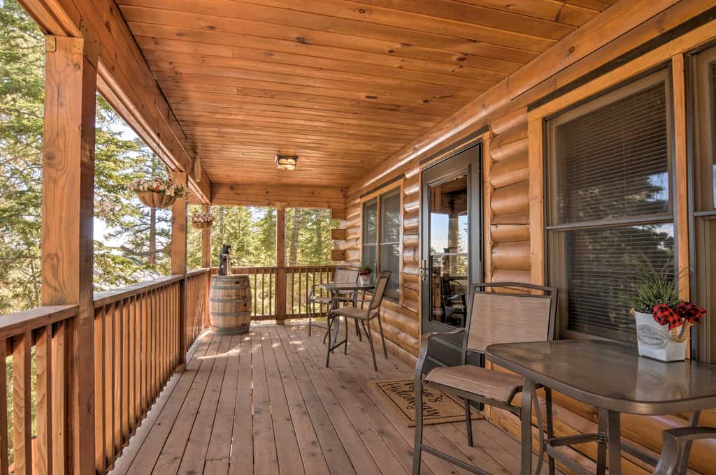 Cozy 'Nora's Hideaway' - Charming, Quiet Log Cabin