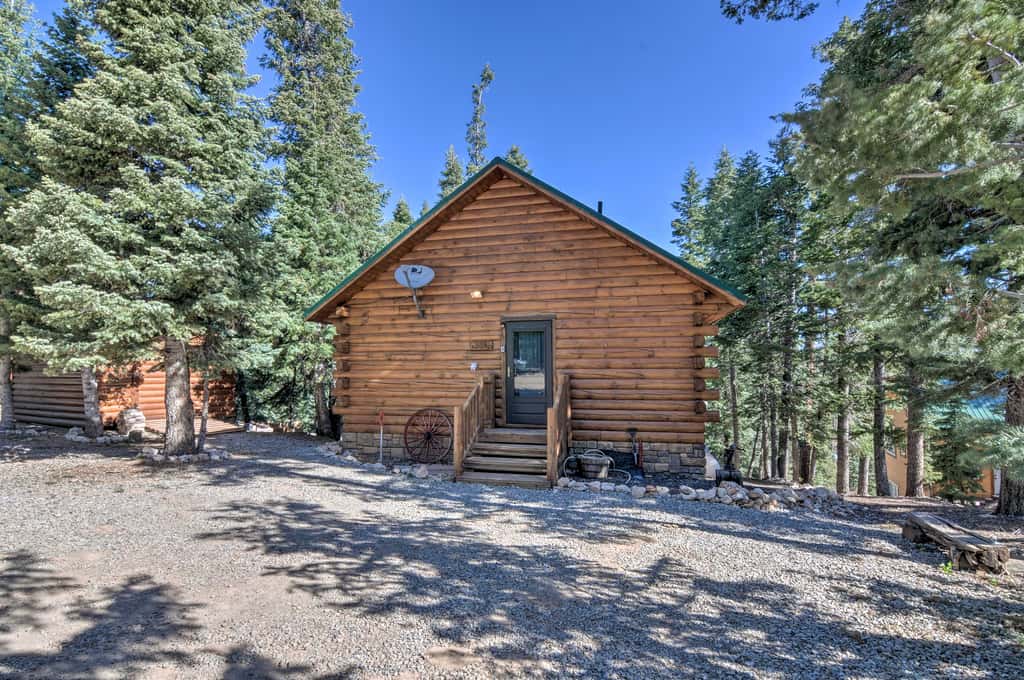 Cozy 'Nora's Hideaway' - Charming, Quiet Log Cabin