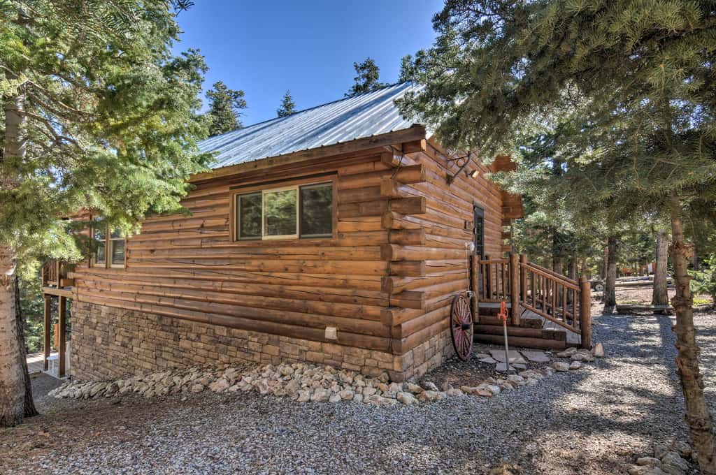 Cozy 'Nora's Hideaway' - Charming, Quiet Log Cabin