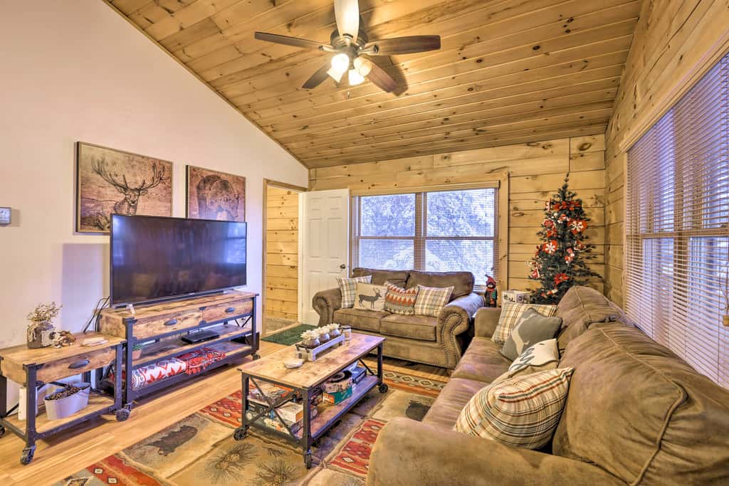 Cozy 'Nora's Hideaway' - Charming, Quiet Log Cabin