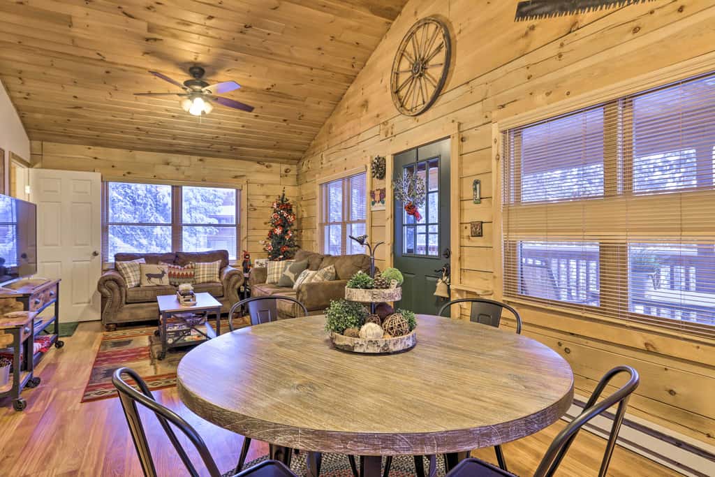 Cozy 'Nora's Hideaway' - Charming, Quiet Log Cabin