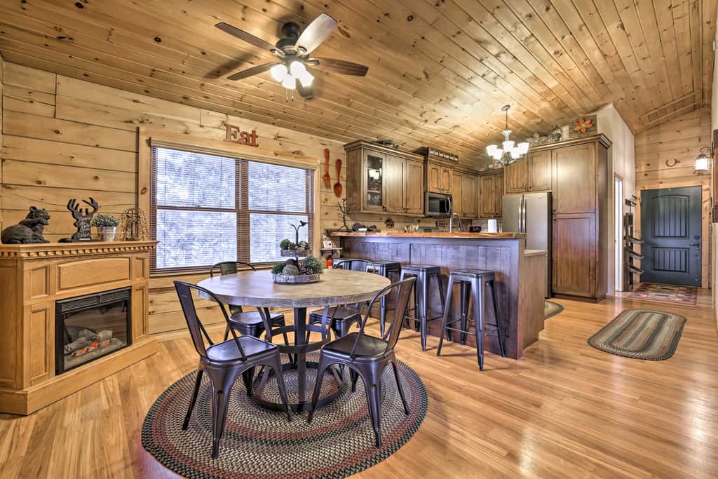 Cozy 'Nora's Hideaway' - Charming, Quiet Log Cabin