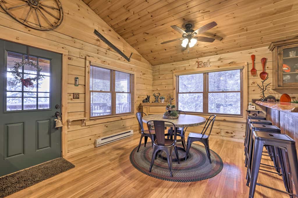 Cozy 'Nora's Hideaway' - Charming, Quiet Log Cabin