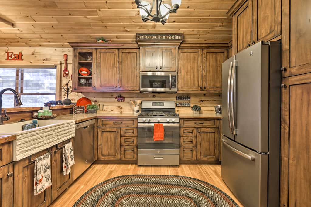 Cozy 'Nora's Hideaway' - Charming, Quiet Log Cabin