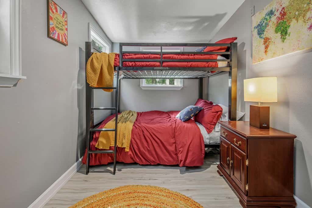 6 Mi to Kyle Field! Pet-Friendly Getaway w/ Yard