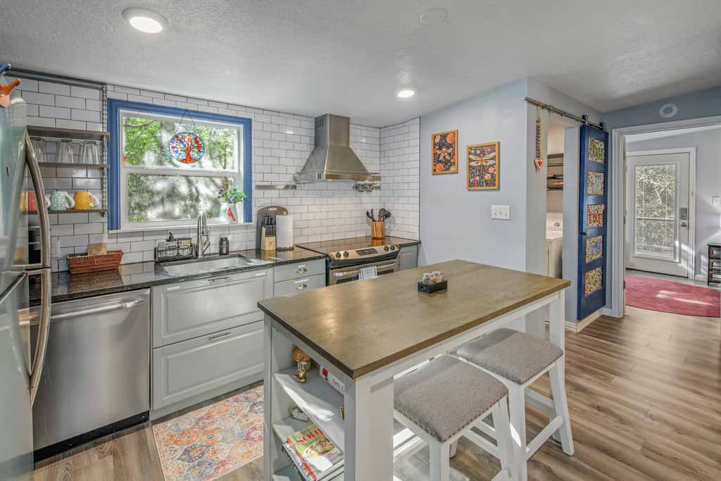 6 Mi to Kyle Field! Pet-Friendly Getaway w/ Yard