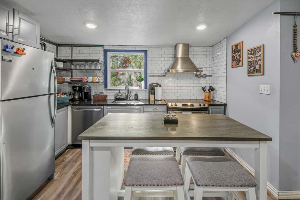 6 Mi to Kyle Field! Pet-Friendly Getaway w/ Yard