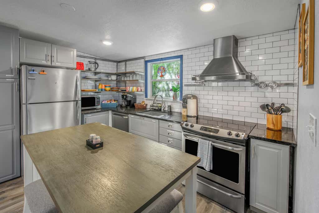 6 Mi to Kyle Field! Pet-Friendly Getaway w/ Yard