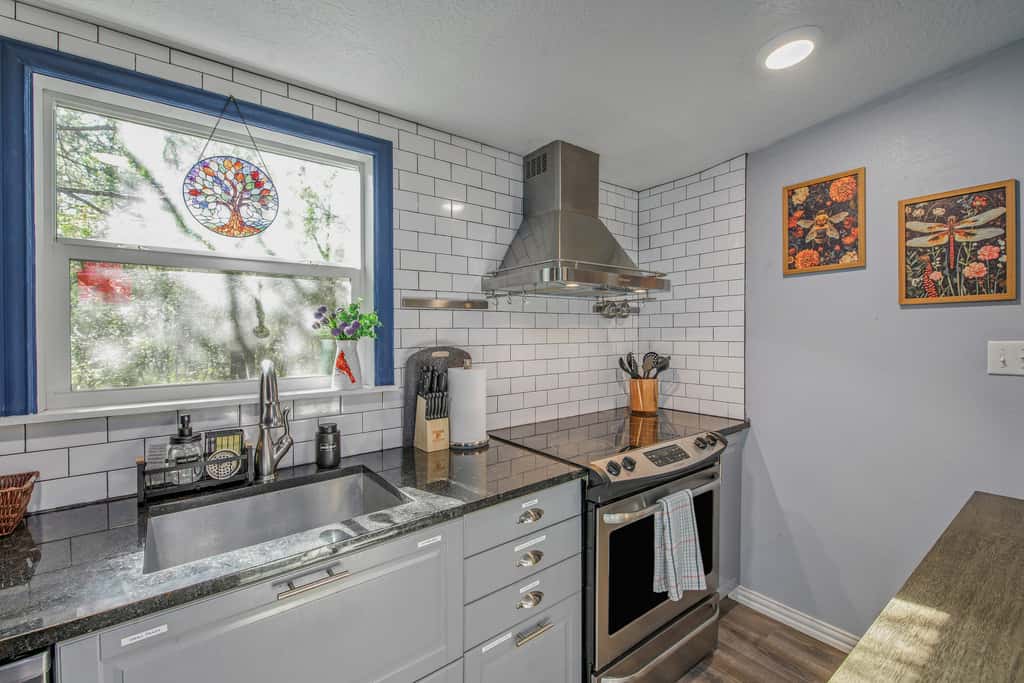 6 Mi to Kyle Field! Pet-Friendly Getaway w/ Yard