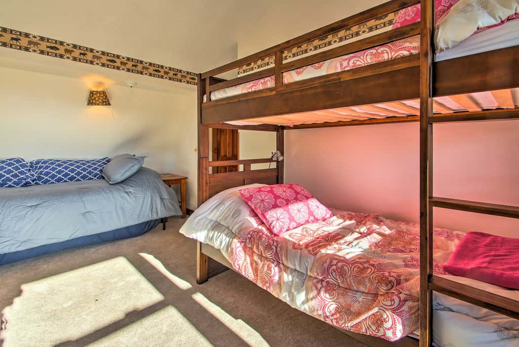 Hot Tub & Moat Mtn Views: North Conway Townhouse