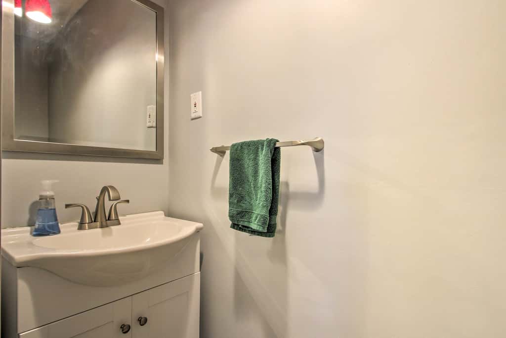 Hot Tub & Moat Mtn Views: North Conway Townhouse