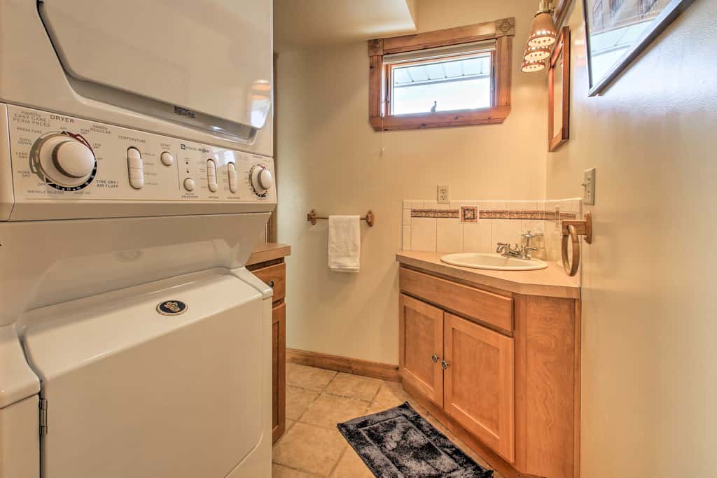 Hot Tub & Moat Mtn Views: North Conway Townhouse